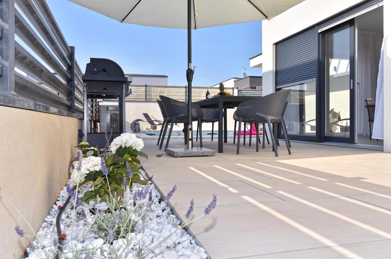 Jlo1 Mit Beheizbarem Pool Ferienhaus