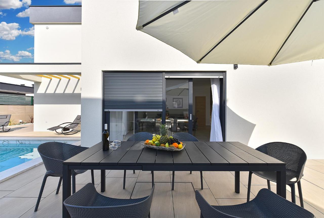 Jlo1 Mit Beheizbarem Pool Holiday home Peroj