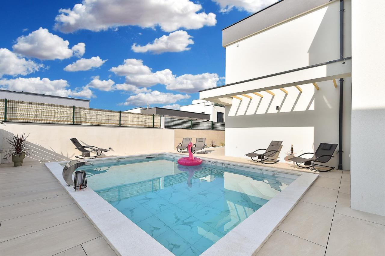 Jlo1 Mit Beheizbarem Pool Holiday home Peroj