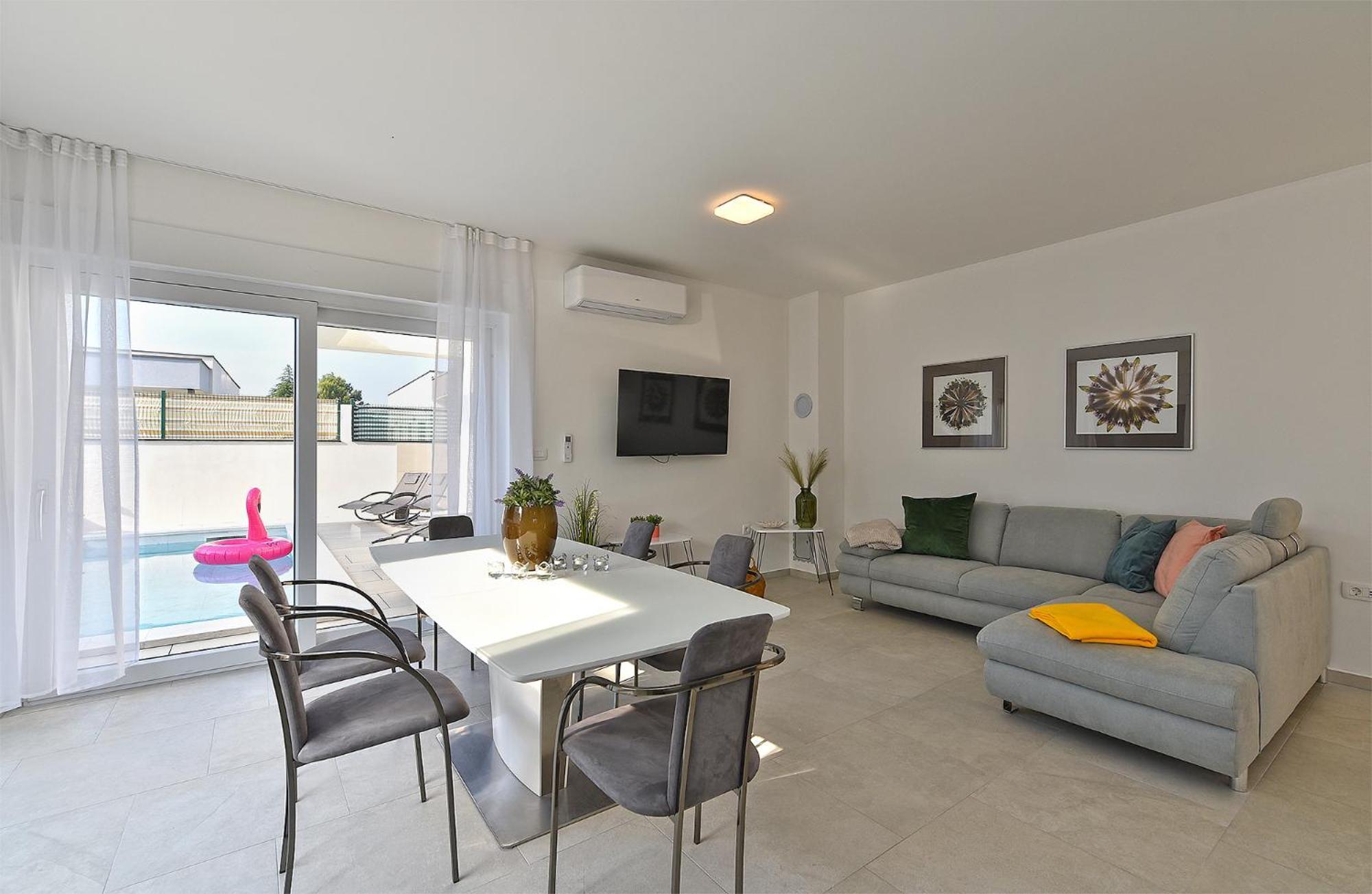 Holiday home Jlo1 Mit Beheizbarem Pool Peroj